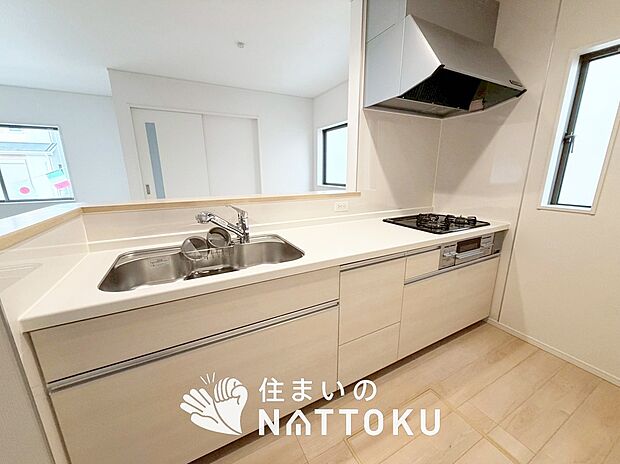 【現地写真（キッチン）】収納たっぷりのシステムキッチン、浄水器付水栓を標準装備しています。