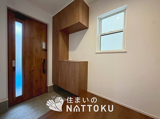 【現地写真（玄関）】玄関には、大型のシューズ収納を設置しています。