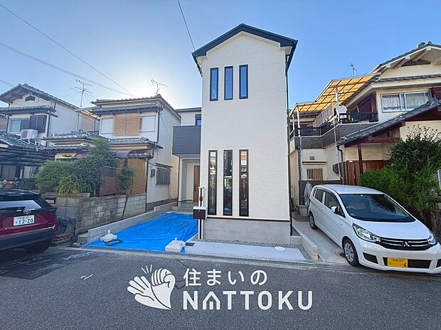 【現地写真（外観）】軽くて火災に強い屋根材を採用し、地震時の建物への負担や揺れを軽減しています。