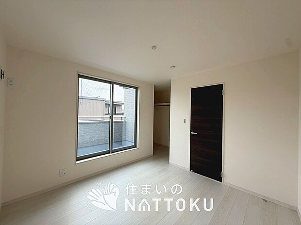 【現地写真(洋室)】木目の美しさを際立たせるシンプルデザインの建具を使用しています。