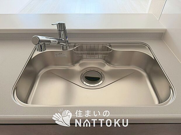 【浄水器内臓ハンドシャワー付シンク】傷や汚れが付きにくい静音仕様の全面エンボス加工シンク。
また、蛇口の先端に浄水器を内蔵。浄水シャワーが使える毎分4リットルのたっぷり浄水。