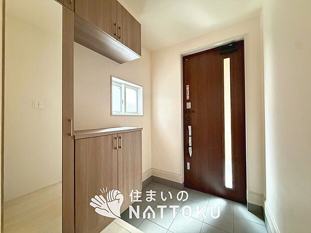 【現地写真(玄関)】玄関には、大型のシューズ収納を設置しています。