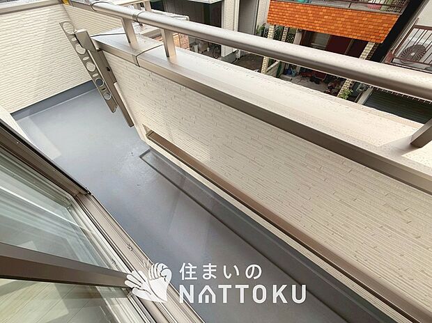 【バルコニー】奥行きが広く、洗濯物をゆったりと干せる十分な広さで、家族の洗濯も捗ります。