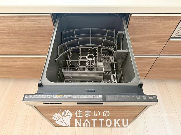 【食器洗い乾燥機】食後の時間にゆとりを与えてくれる食器洗い乾燥機。
操作ボタンも上面にあるので、腰をかがめずに操作ができラクラクです。