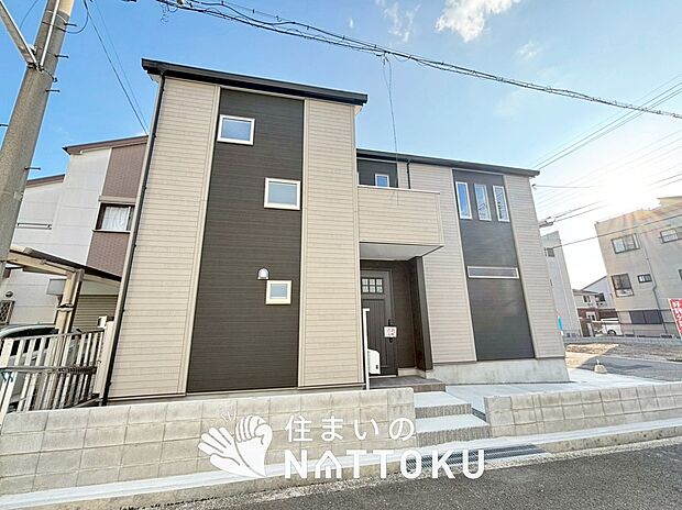 【現地写真（外観）【１号地】】軽くて火災に強い屋根材を採用し、地震時の建物への負担や揺れを軽減しています。