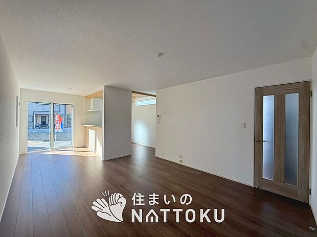 【現地写真（リビング）】フローリング材には、木目、色調など木材特有の風合いがあり、ナチュラルな美しさになっています。