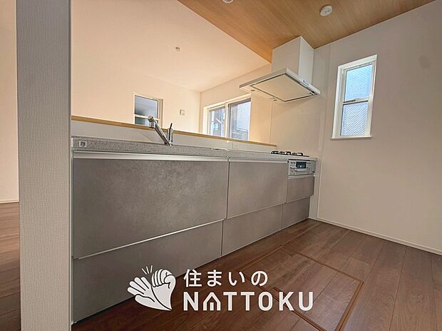 【現地写真（キッチン）】収納たっぷりのシステムキッチン、浄水器付水栓を標準装備しています。