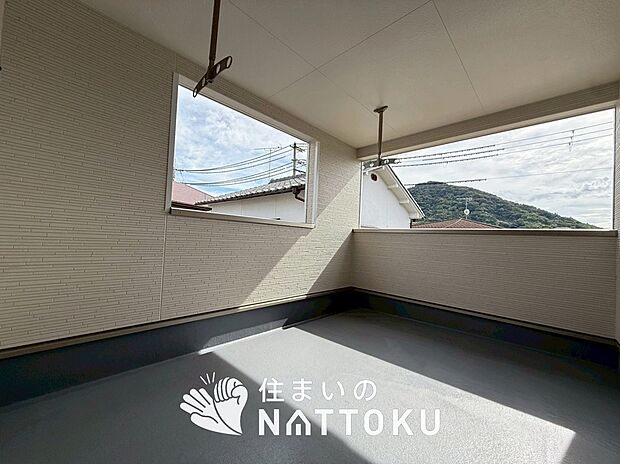 【バルコニー】奥行きが広く、洗濯物をゆったりと干せる十分な広さで、家族の洗濯も捗ります。