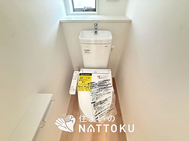 【トイレ】汚れてもサッとひと拭きでお手入れ簡単、エコ仕様の温水洗浄便座付きのトイレです。
バリアフリーにも配慮しています。