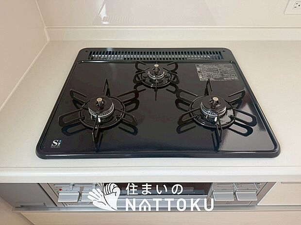 【ビルトインコンロ】フラットな構造で清掃性が高く、過熱防止センサー付3口タイプで日頃の家事も快適です。