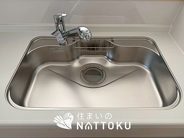【浄水器内臓ハンドシャワー付シンク】広々とした凸型シンクに洗剤ポケットを標準装備。すっきり収納できます。
また、蛇口の先端に浄水器を内蔵しているため場所をとりません。