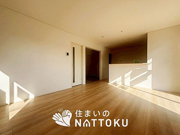 【現地写真(リビング)】フローリング材には、木目、色調など木材特有の風合いがあり、ナチュラルな美しさになっています。