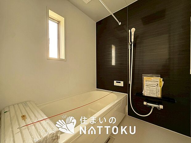 【現地写真(浴室)】浴室暖房乾燥機付き。1坪タイプで広々です。