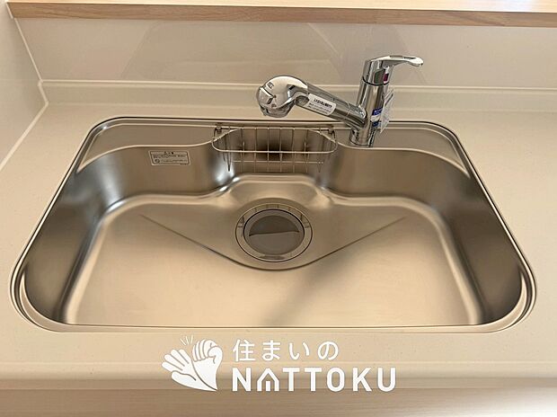 【浄水器内臓ハンドシャワー付シンク】広々とした凸型シンクに洗剤ポケットを標準装備。すっきり収納できます。
また、蛇口の先端に浄水器を内蔵しているため場所をとりません。
