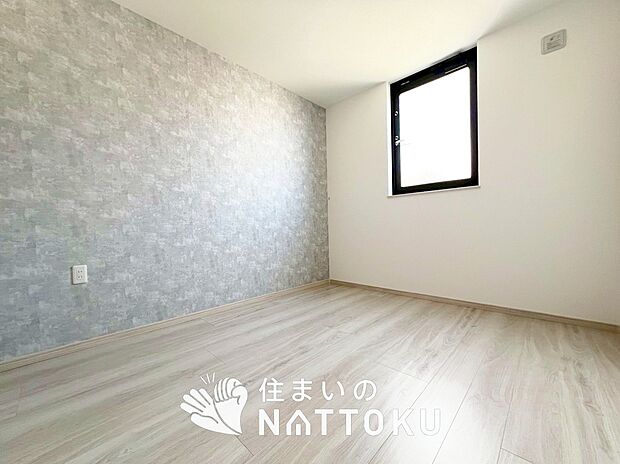 【現地写真（洋室）】木目の美しさを際立たせるシンプルデザインの建具を使用しています。