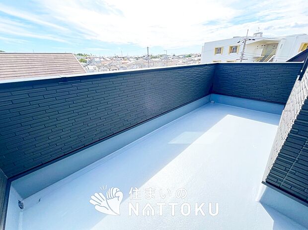 【バルコニー】奥行きが広く、洗濯物をゆったりと干せる十分な広さで、家族の洗濯も捗ります。