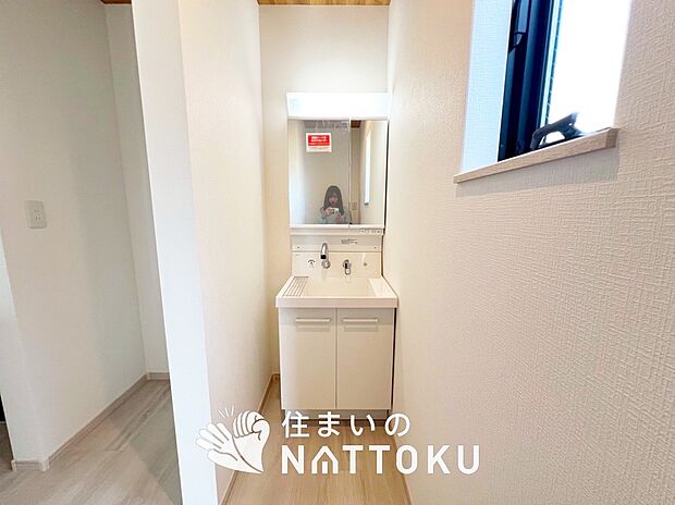 【洗面台・洗面所】鏡の両サイドは、必要なものを取出しやすく、大きな鏡面で朝の準備も快適。
使いやすいリフトアップ機能付きのシングルレバーシャワー水栓付です。
