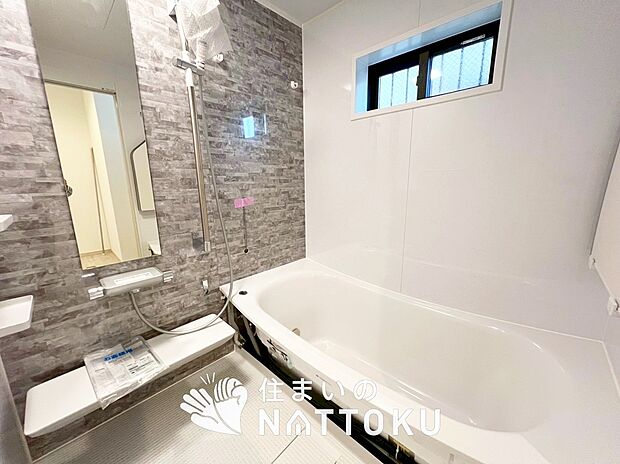 【現地写真（浴室）】浴室暖房乾燥機付き。１坪タイプで広々です。