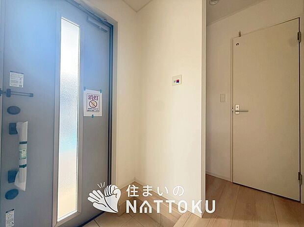 【現地写真(玄関)】玄関には、大型のシューズ収納を設置しています。