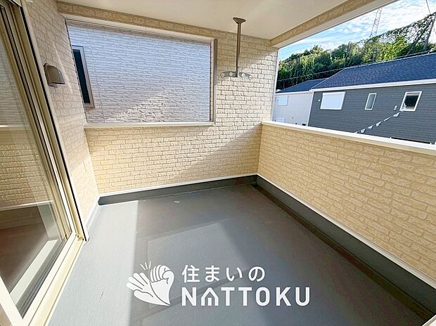 【バルコニー】奥行きが広く、洗濯物をゆったりと干せる十分な広さで、家族の洗濯も捗ります。