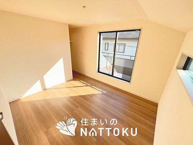 【現地写真（寝室）】木目の美しさを際立たせるシンプルデザインの建具を使用しています。