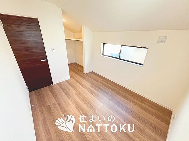 【現地写真（洋室）】木目の美しさを際立たせるシンプルデザインの建具を使用しています。