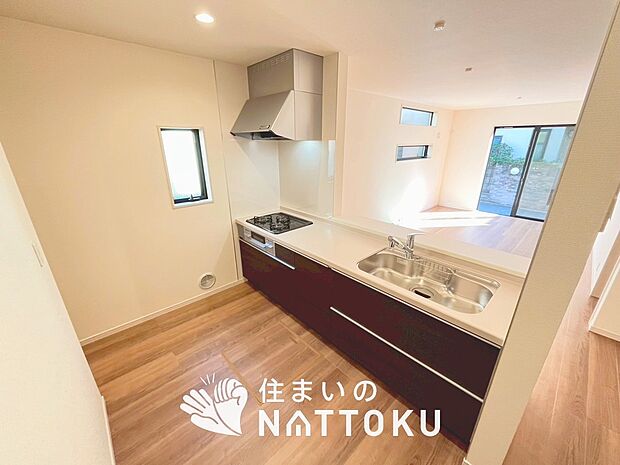 【現地写真（キッチン）】収納たっぷりのシステムキッチン、浄水器付水栓を標準装備しています。