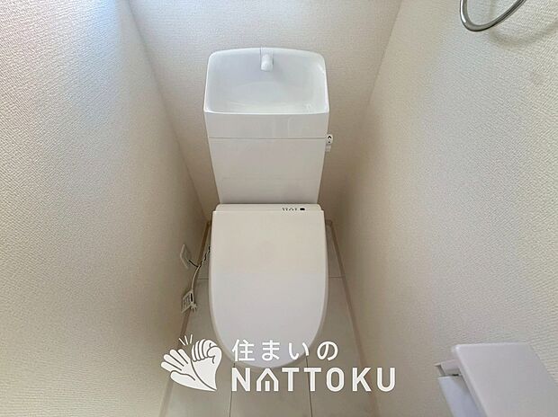 【トイレ】汚れてもサッとひと拭きでお手入れ簡単、エコ仕様の温水洗浄便座付きのトイレです。
バリアフリーにも配慮しています。