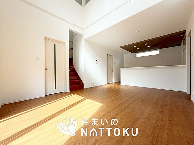 【現地写真（リビング）】フローリング材には、木目、色調など木材特有の風合いがあり、ナチュラルな美しさになっています。