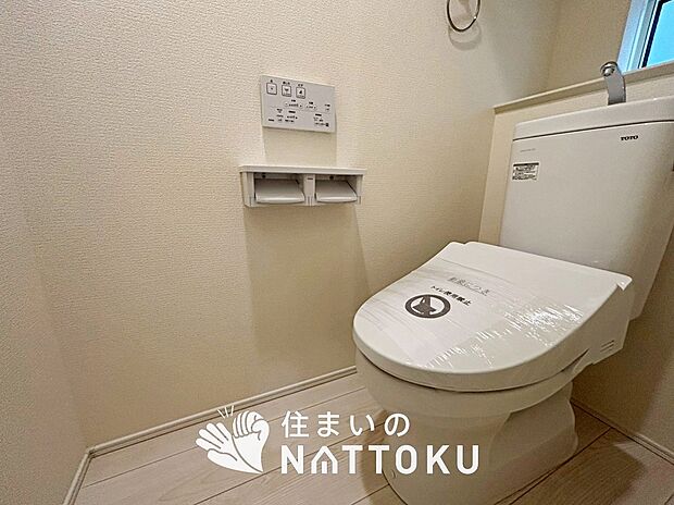 【トイレ】汚れてもサッとひと拭きでお手入れ簡単、エコ仕様の温水洗浄便座付きのトイレです。
バリアフリーにも配慮しています。