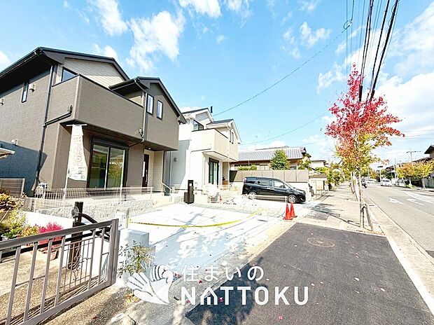 【現地写真（前道含む外観）】健康被害に配慮したもっとも安全性の高い建材を採用し、シックハウス対策をしております。