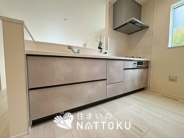 【現地写真（キッチン）】収納たっぷりのシステムキッチン、浄水器付水栓を標準装備しています。