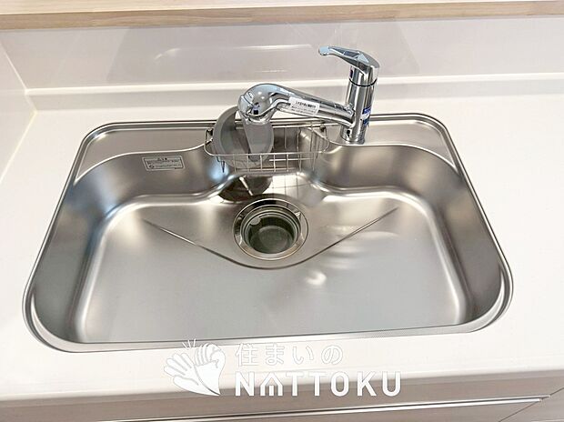 【浄水器内臓ハンドシャワー付シンク】広々とした凸型シンクに洗剤ポケットを標準装備。すっきり収納できます。
また、蛇口の先端に浄水器を内蔵しているため場所をとりません。