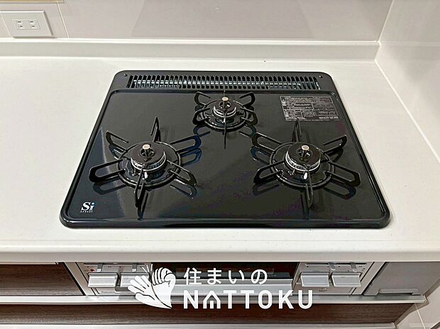 【ビルトインコンロ】フラットな構造で清掃性が高く、過熱防止センサー付3口タイプで日頃の家事も快適です。