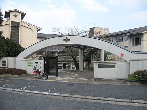 八幡市立南山小学校(約770m)