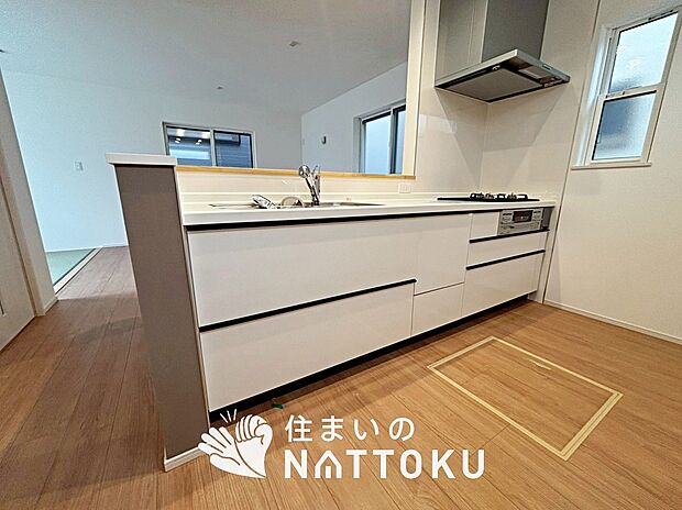 【現地写真(キッチン)】収納たっぷりのシステムキッチン、浄水器付水栓を標準装備しています。