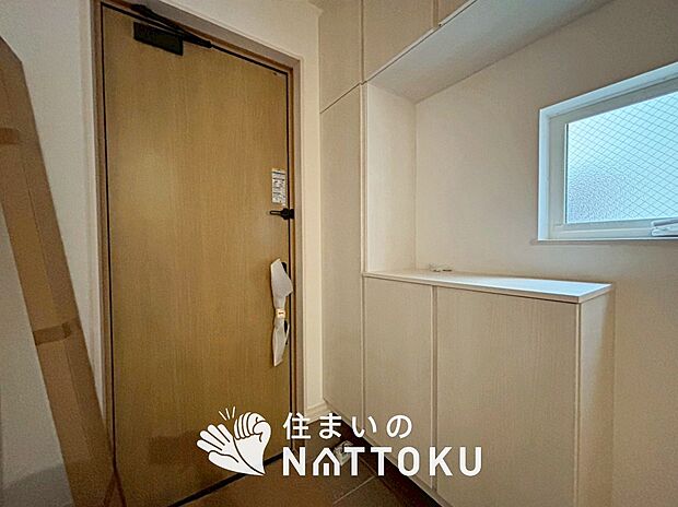 【現地写真（玄関）】玄関には、大型のシューズ収納を設置しています。