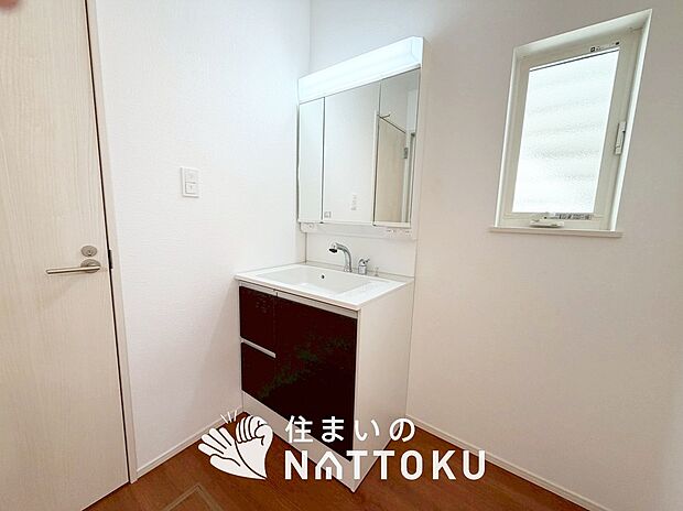 【洗面台・洗面所】鏡の両サイドは、必要なものを取出しやすく、大きな鏡面で朝の準備も快適。
使いやすいリフトアップ機能付きのシングルレバーシャワー水栓付です。