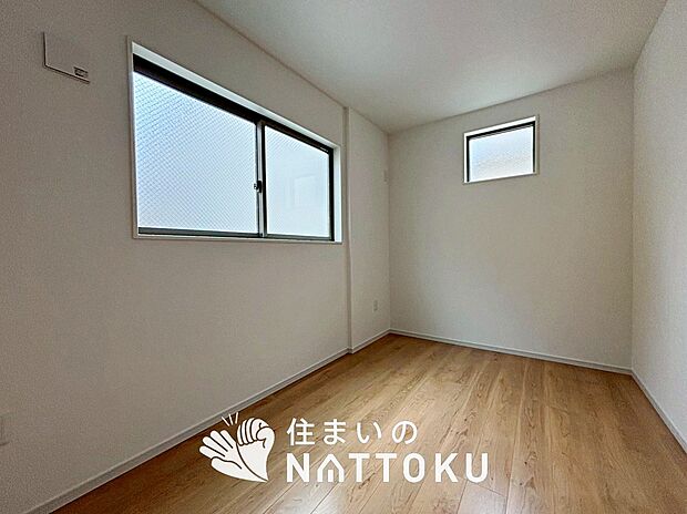 【現地写真（洋室）】木目の美しさを際立たせるシンプルデザインの建具を使用しています。