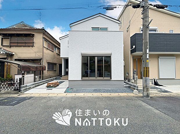 【現地写真（外観）】軽くて火災に強い屋根材を採用し、地震時の建物への負担や揺れを軽減しています。