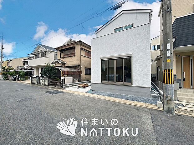 【現地写真（前道含む外観）】お引渡し後も無償の定期点検を行っており、暮らしの安心をお届けしています。