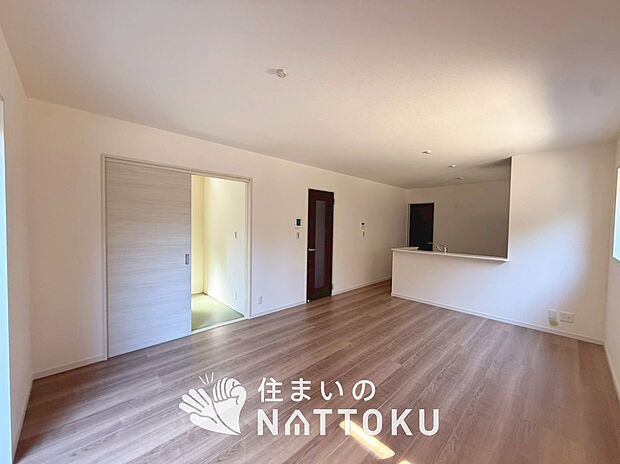 【現地写真（リビング）】フローリング材には、木目、色調など木材特有の風合いがあり、ナチュラルな美しさになっています。