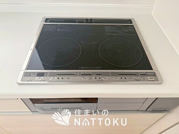 【ビルトインコンロ】フラットな構造で清掃性が高く、過熱防止センサー付3口タイプで日頃の家事も快適です。