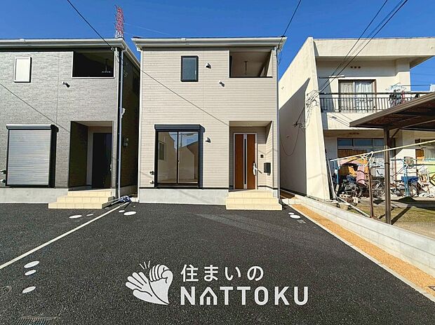 【現地写真(外観)【3号地】】軽くて火災に強い屋根材を採用し、地震時の建物への負担や揺れを軽減しています。