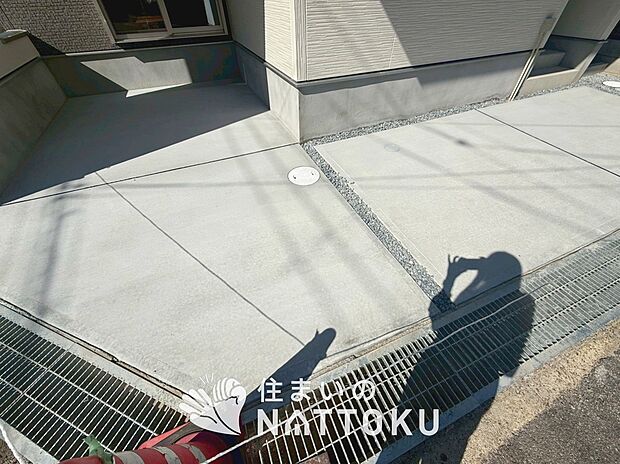 【現地写真(駐車場)】駐車スペースが広く、運転が苦手な方も安心です。