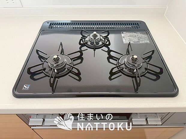 【ビルトインコンロ】フラットな構造で清掃性が高く、過熱防止センサー付3口タイプで日頃の家事も快適です。