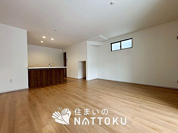 【現地写真（リビング）】フローリング材には、木目、色調など木材特有の風合いがあり、ナチュラルな美しさになっています。