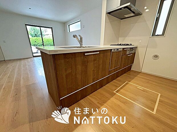 【現地写真（キッチン）】収納たっぷりのシステムキッチン、浄水器付水栓を標準装備しています。