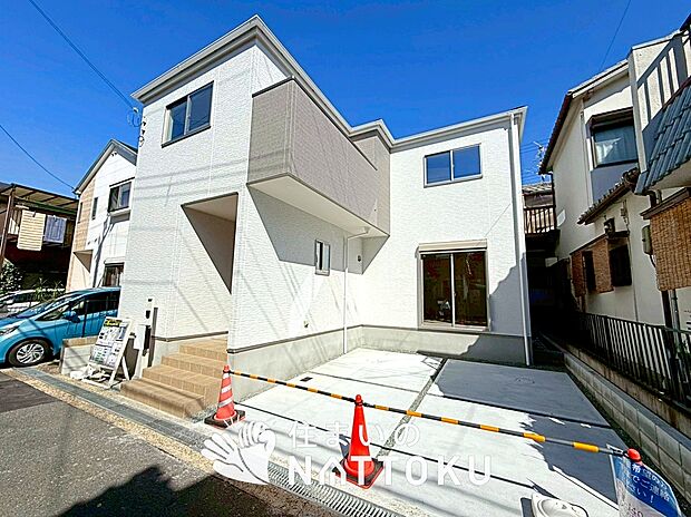 【現地写真（外観）】軽くて火災に強い屋根材を採用し、地震時の建物への負担や揺れを軽減しています。