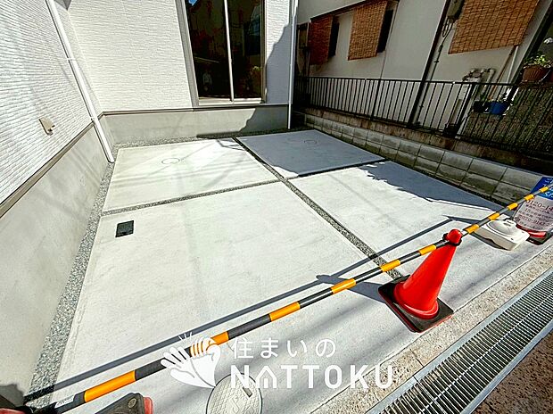 【現地写真（駐車場）】駐車スペースが広く、運転が苦手な方も安心です。